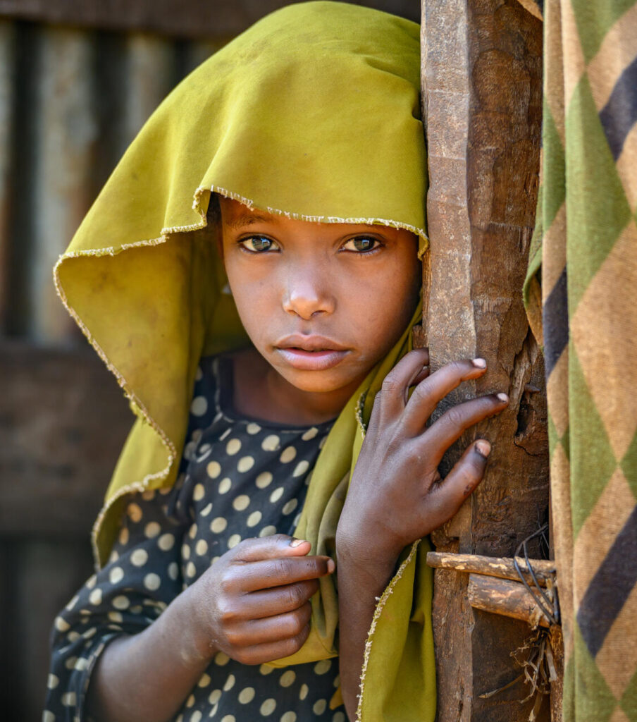 En etiopisk flicka tittar in i kameran med allvarlig min.