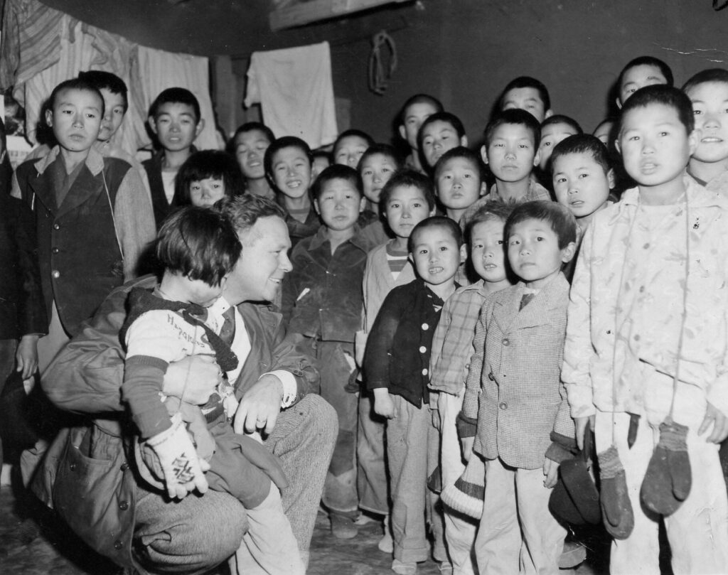 Bob Pierce tillsammans med barn i Kina.