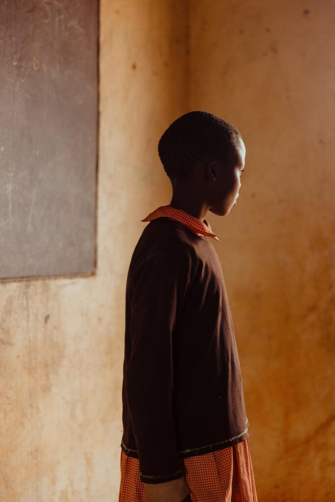 En flicka fotograferad delvid bakifrån i profil.