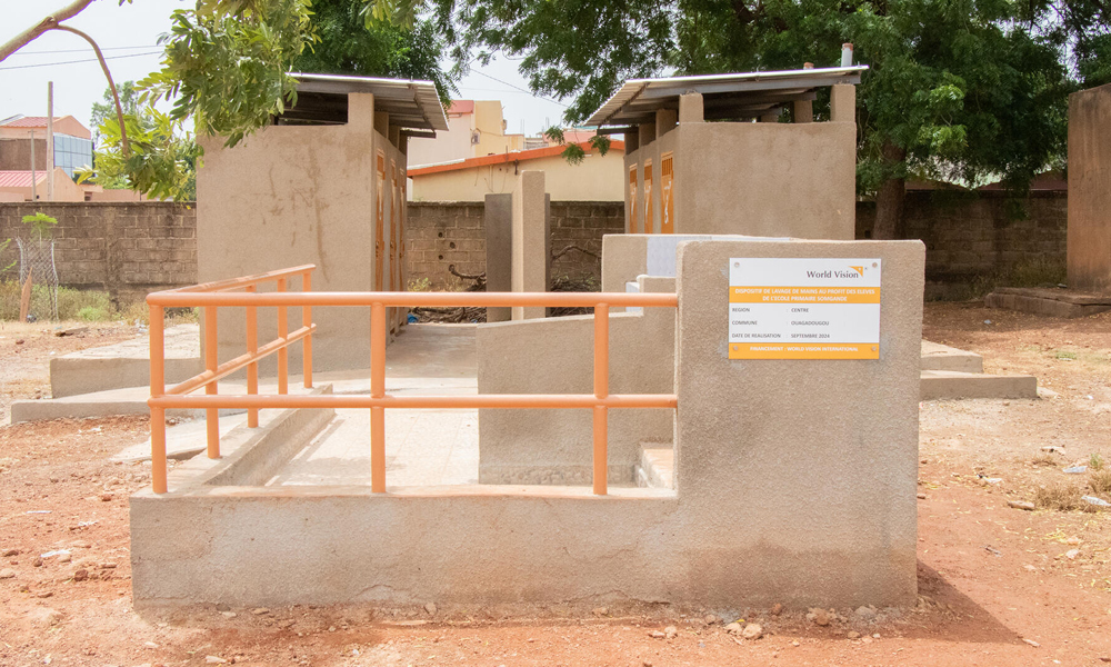 En av World Visoion byggs sanitetsfacilitet i Burkina Faso. Faciliteten har en rullstolsramp.