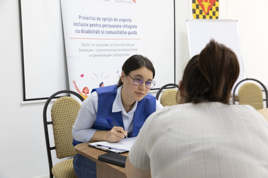 En World Vision medarbetare i Moldavien pratar med en ukrainsk kvinna.